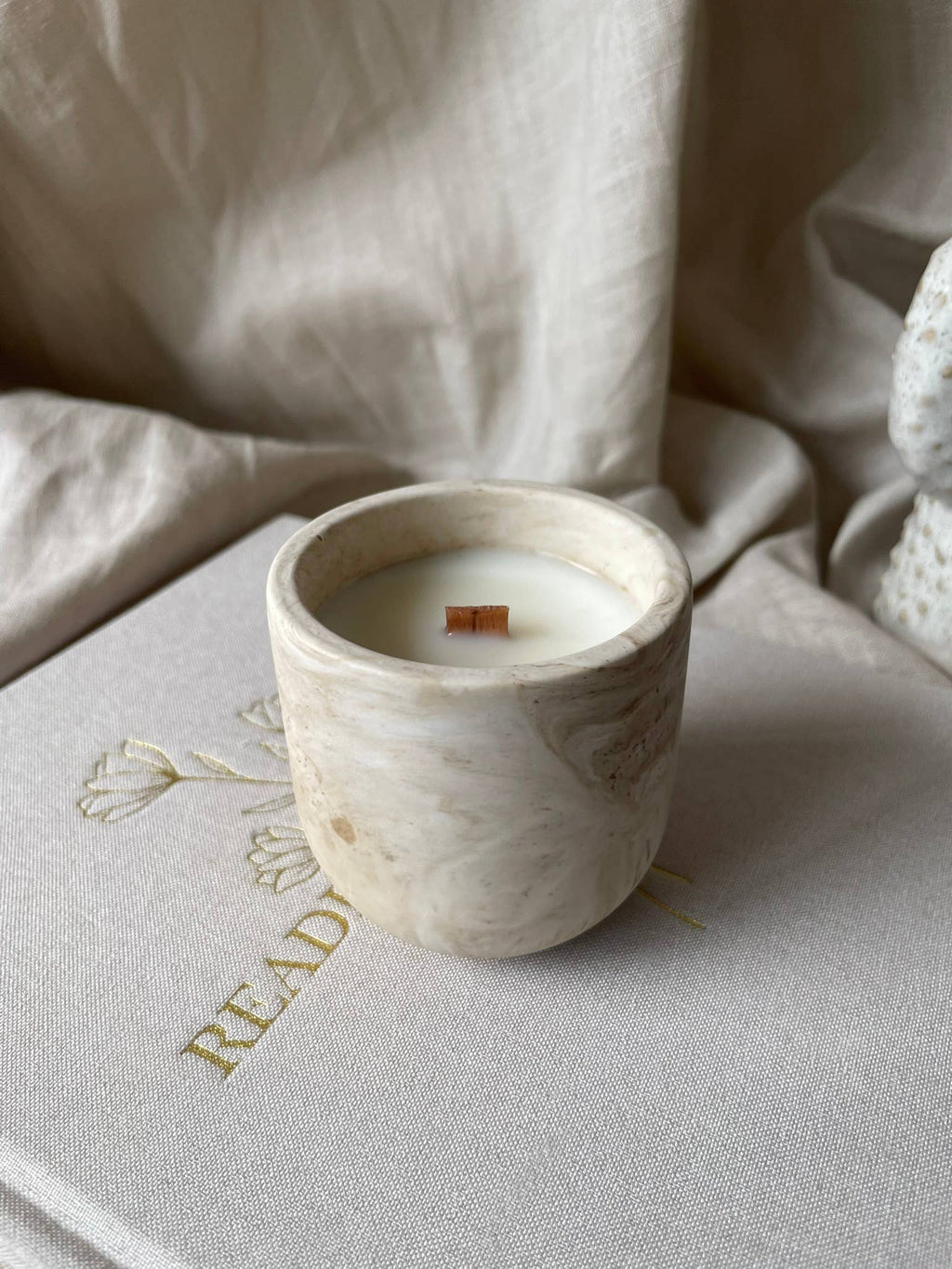 Bougie parfumée 'violette douce & néroli' en cire de soja: Grand (240g) - senteur parfumée Kefi Concept Store