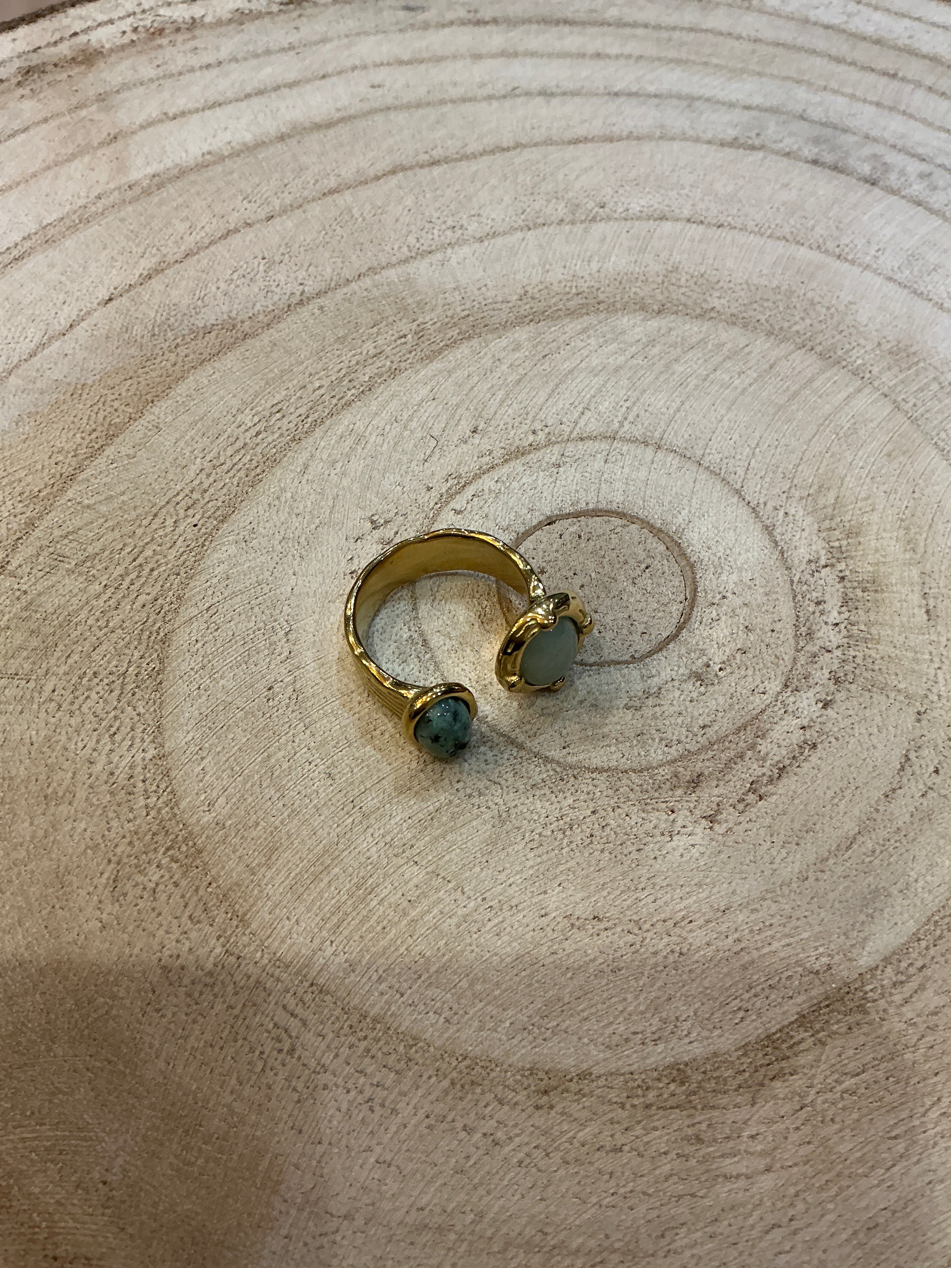 Bague dorée pierre blanche et verte