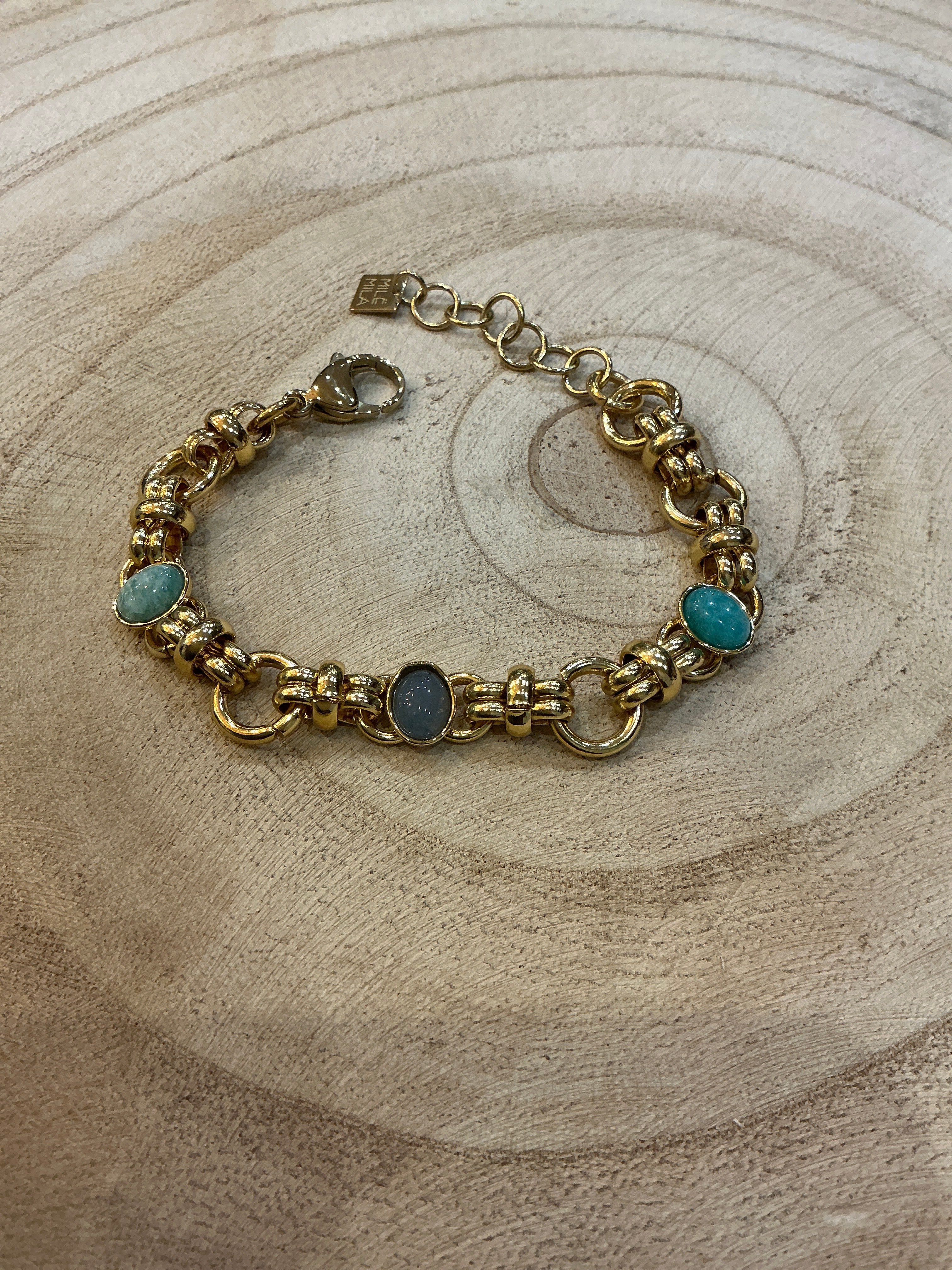 Bracelet doré et pierres bleues