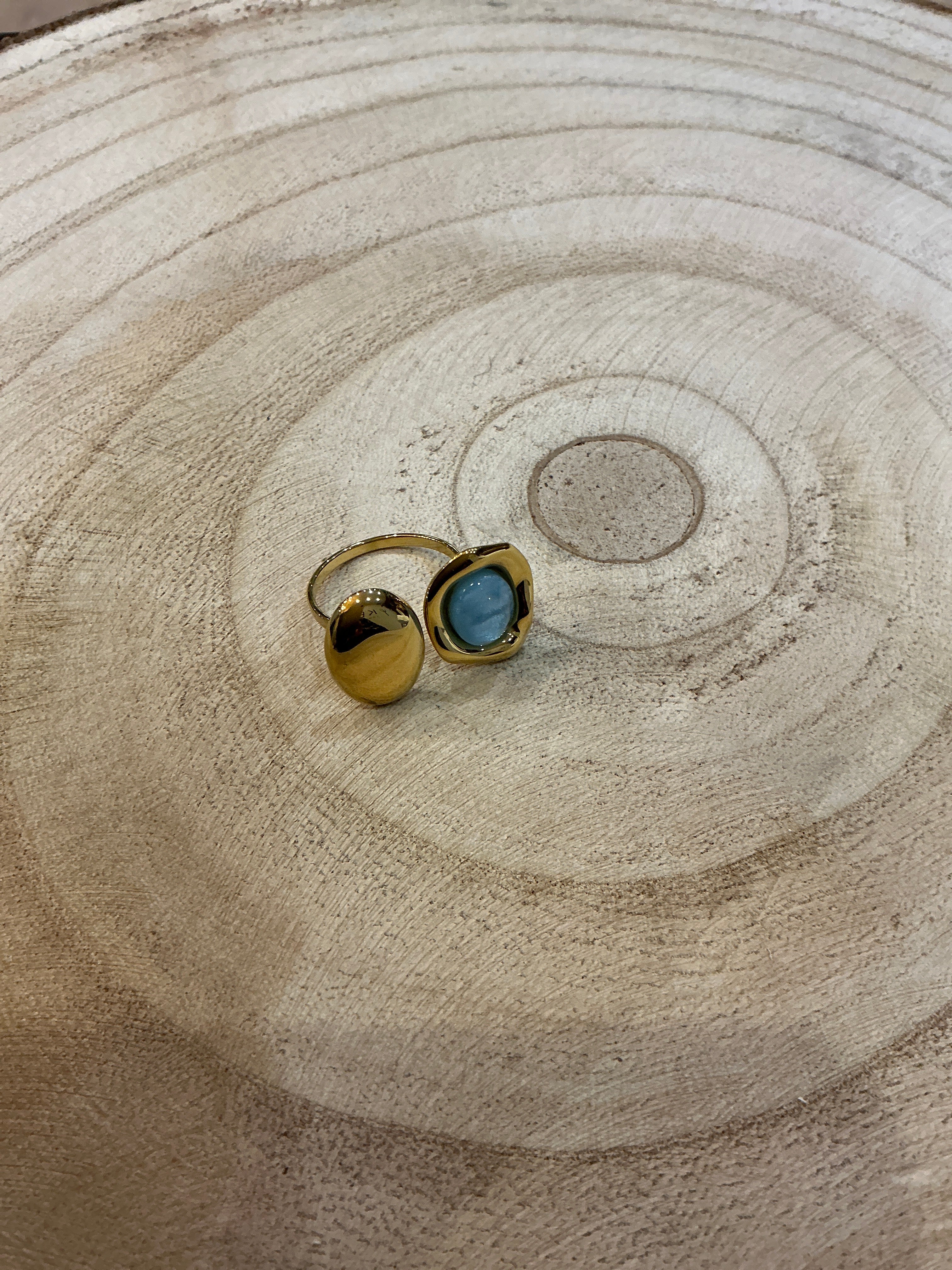 Bague dorée pierre bleue et dorée