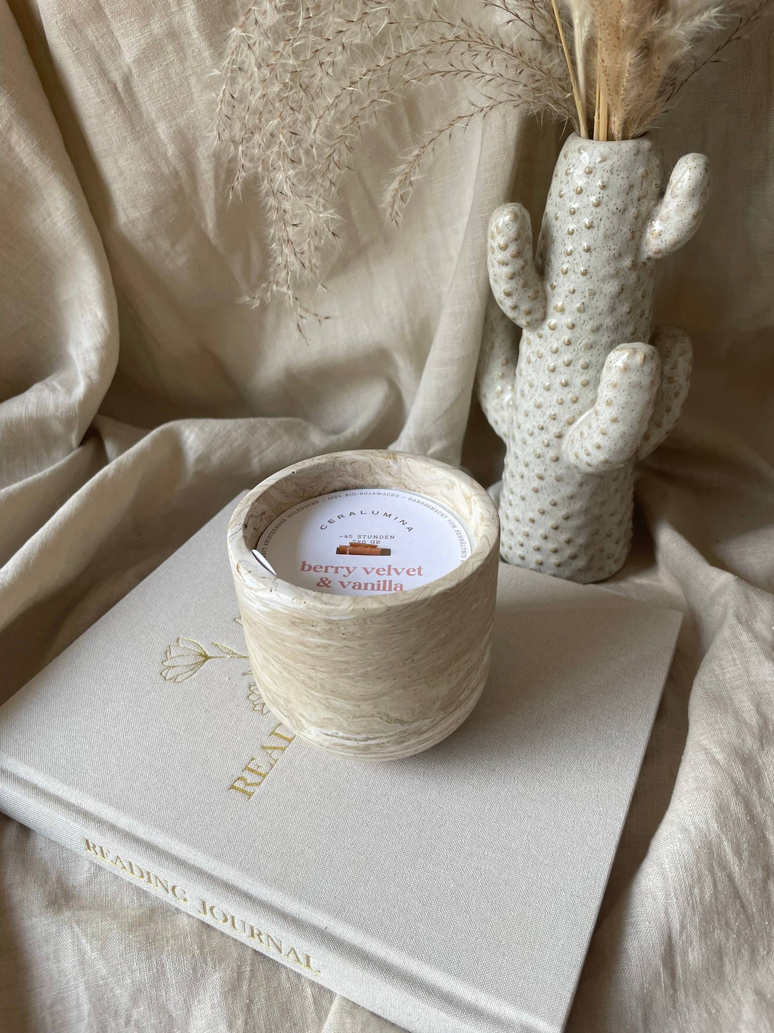 Bougie parfumée 'velours de baies & vanille' en cire de soja: Groß (240gr) - senteur parfumée Kefi Concept Store