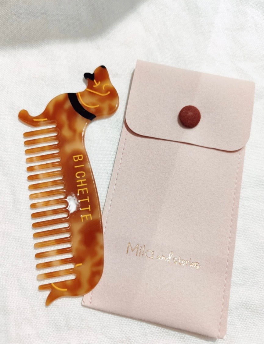 Peigne teckel écaille camel et sa pochette rose