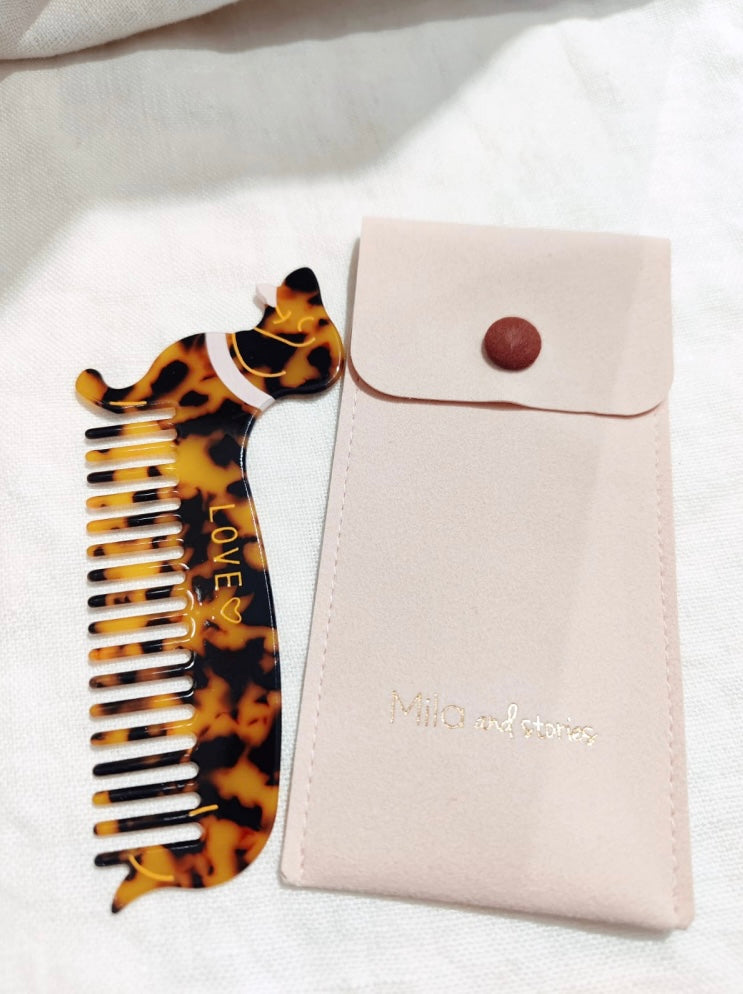 Peigne teckel écaille choco et sa pochette rose