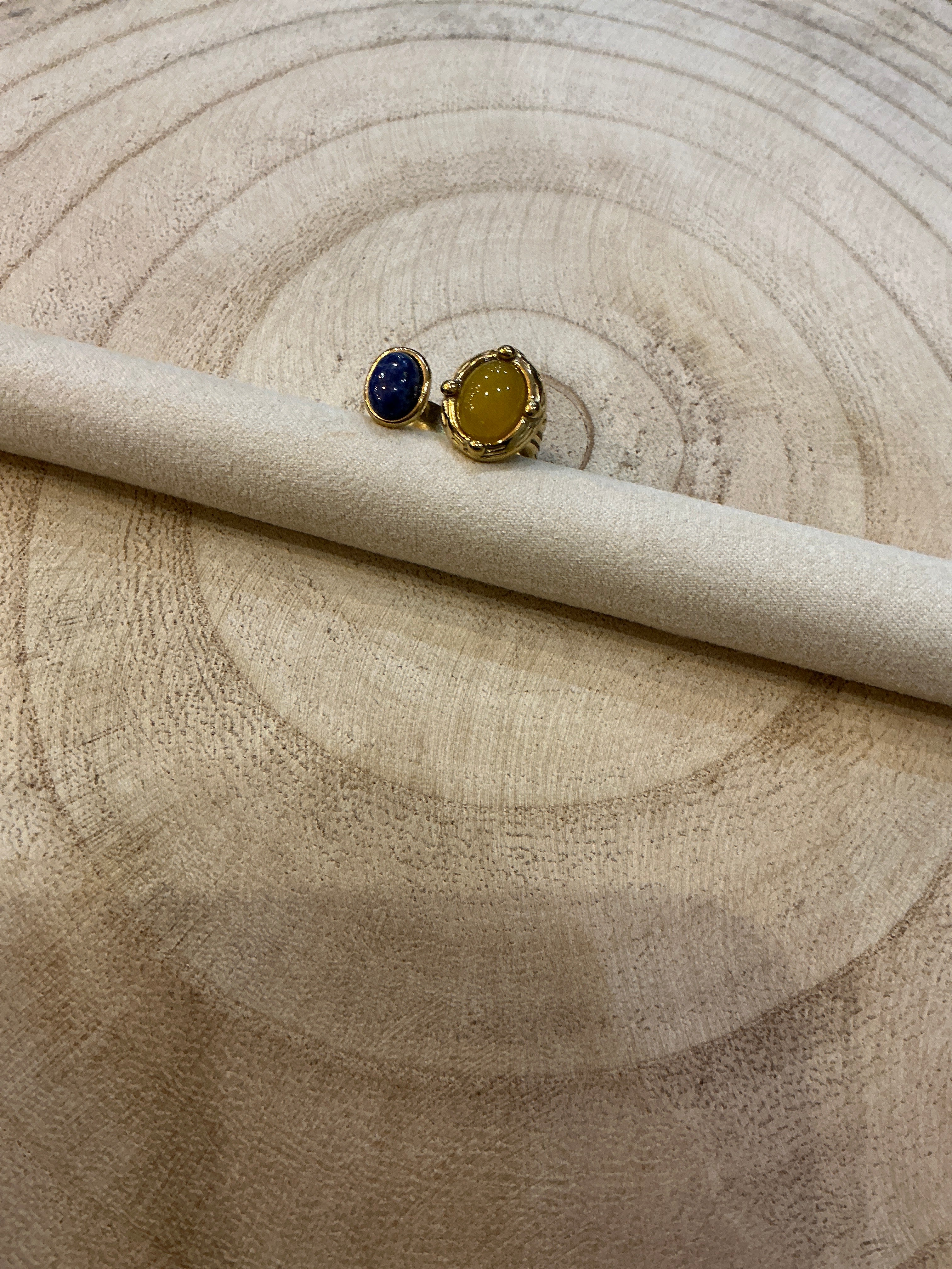 Bague dorée pierre jaune et bleu