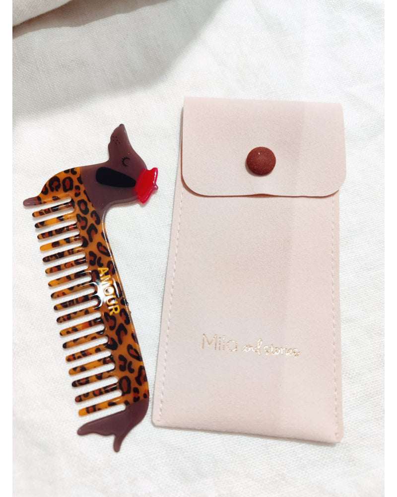 Peigne teckel léopard et sa pochette rose
