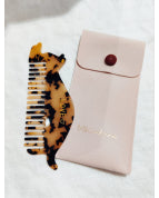 Peigne chat love écaille foncé et sa pochette rose