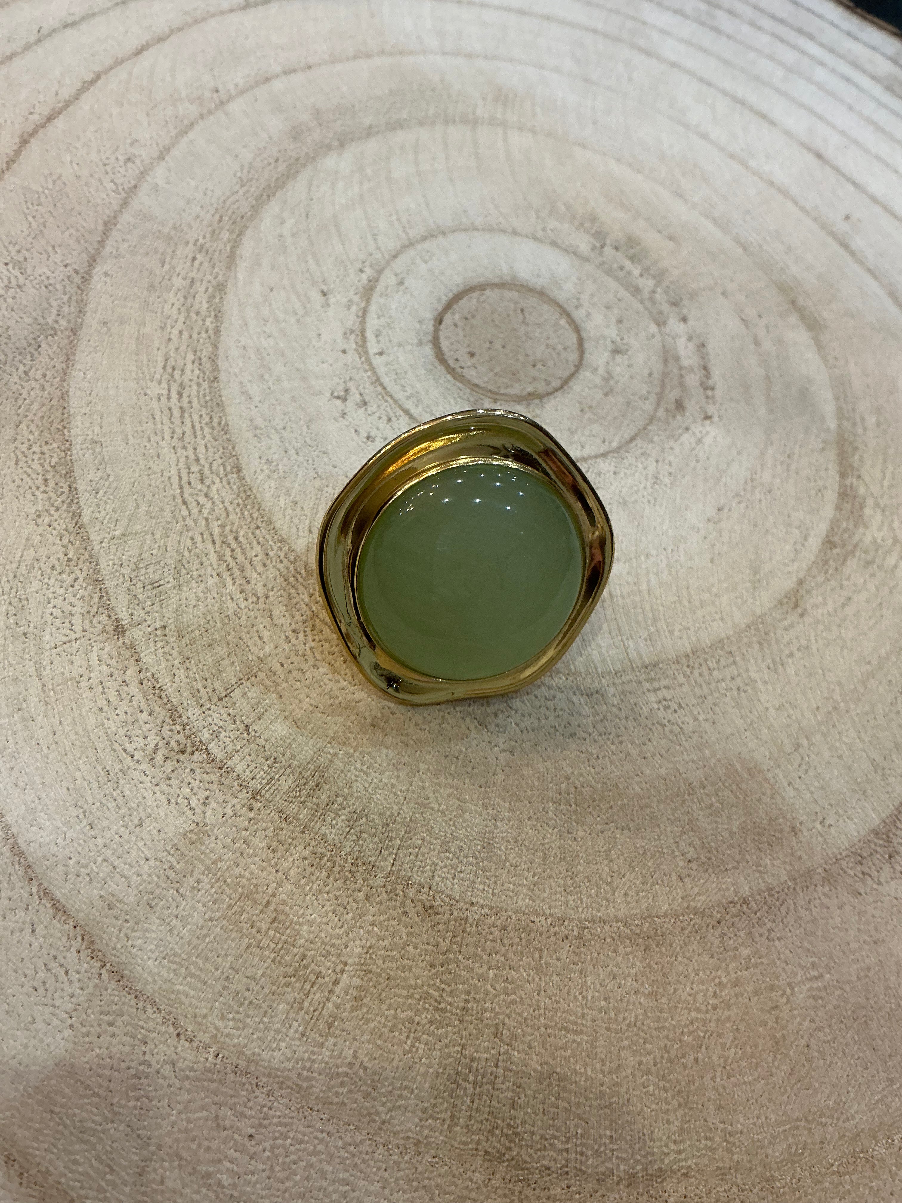 Bague ronde dorée  pierre jaune / vert