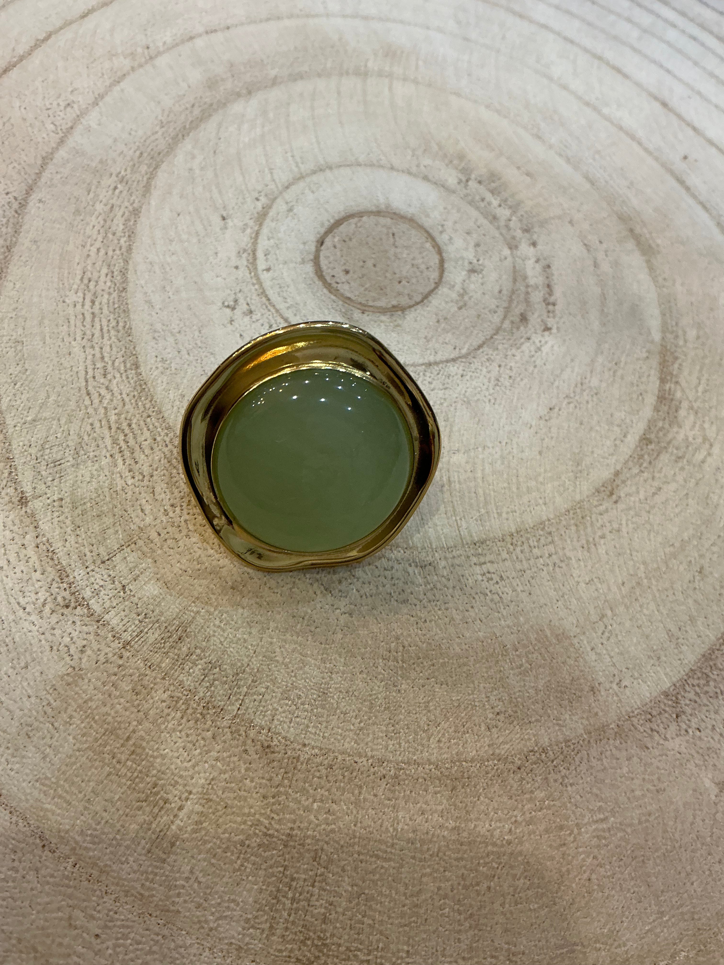 Bague ronde dorée  pierre jaune / vert
