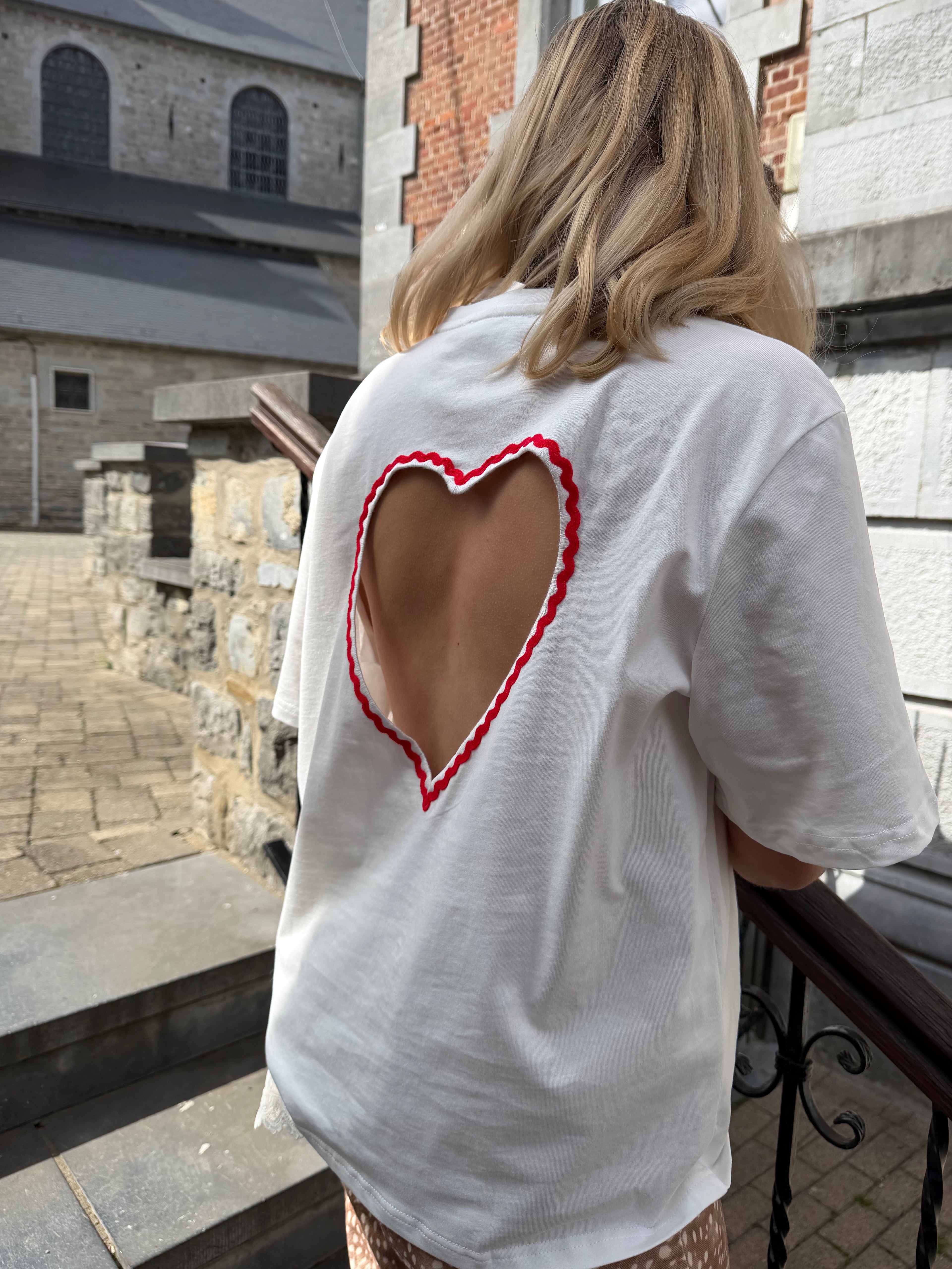 T-Shirt ♡ rouge dans le dos