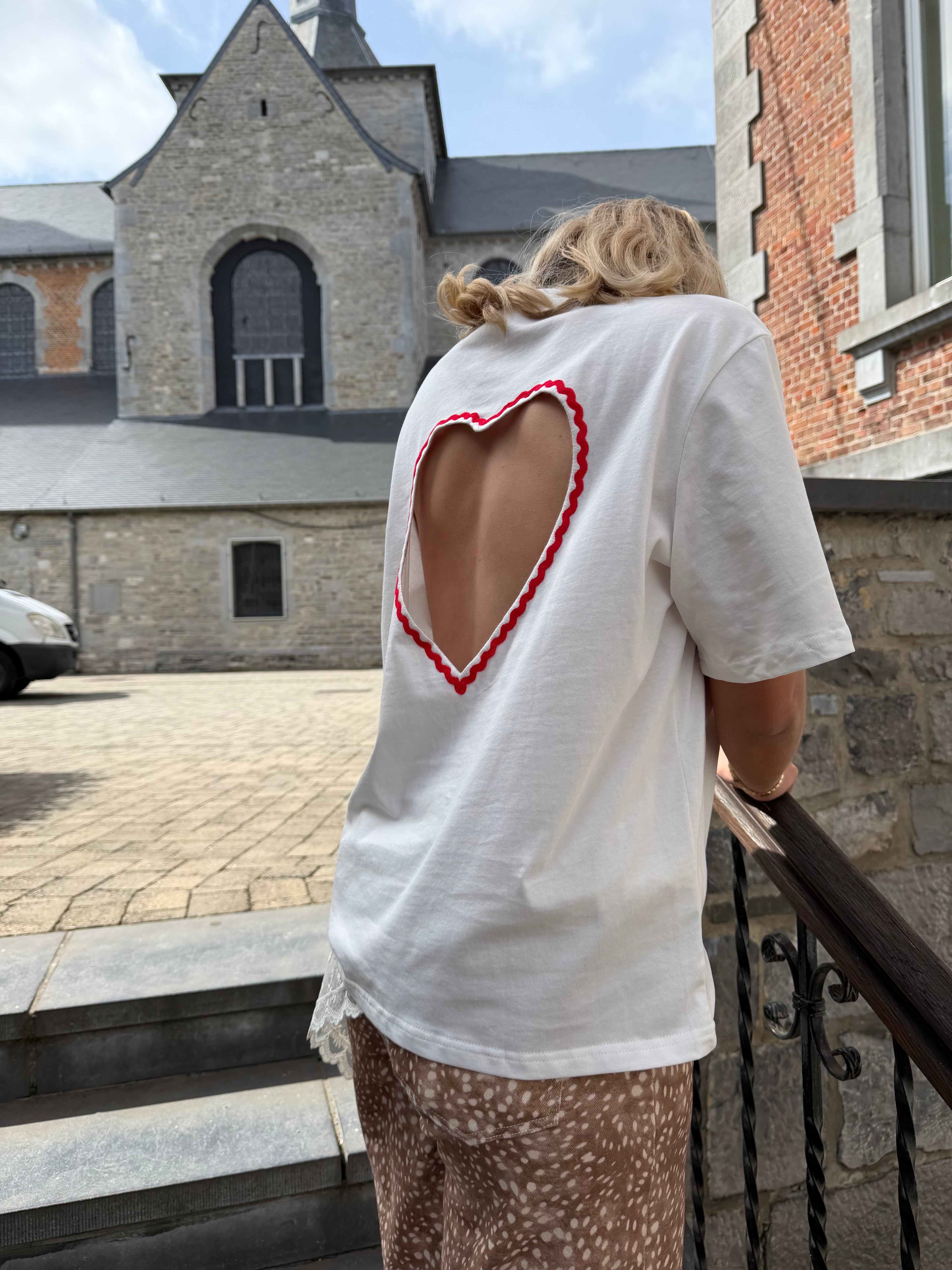 T-Shirt ♡ rouge dans le dos