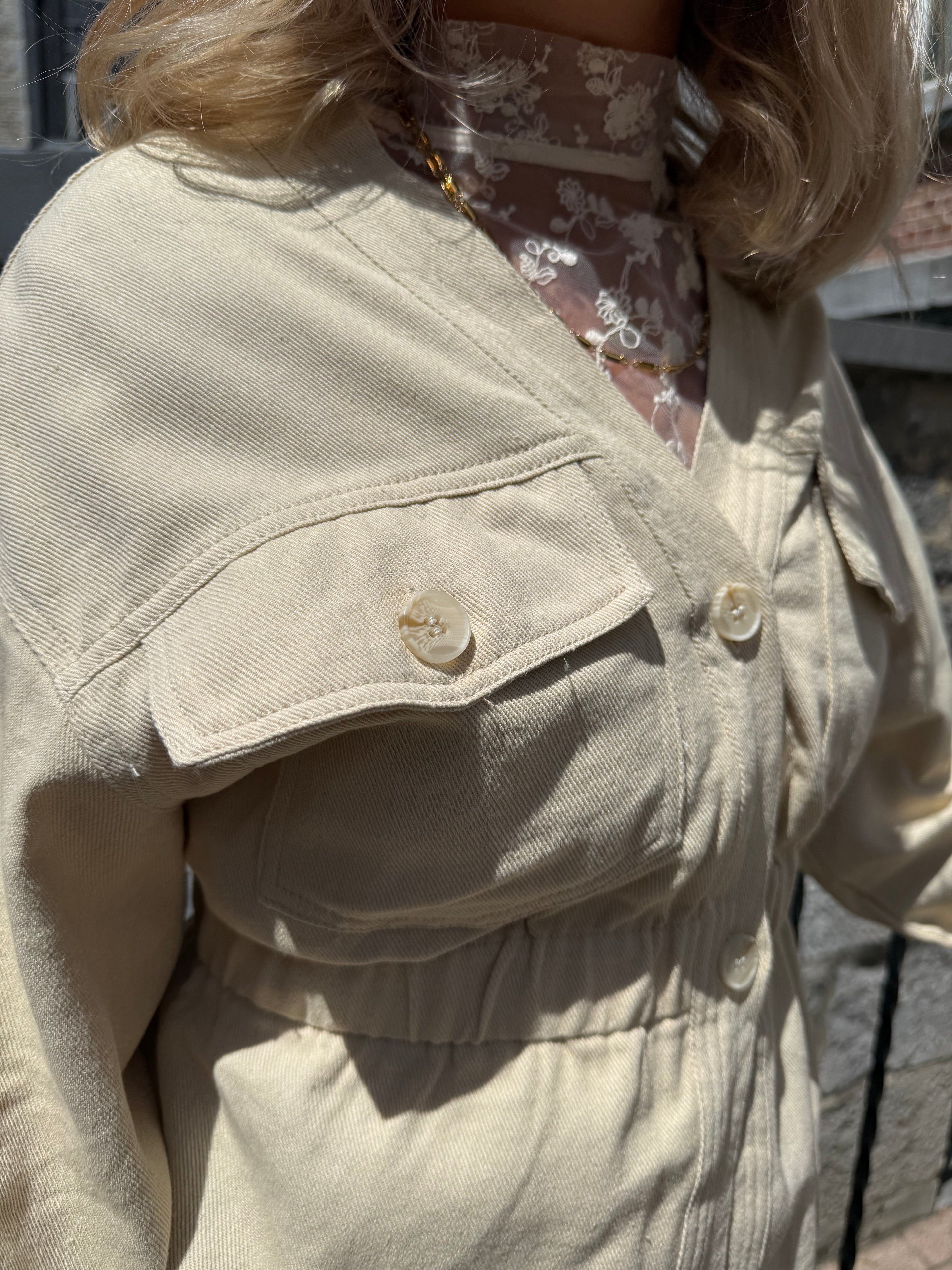 Veste Lou unie serree à la taille