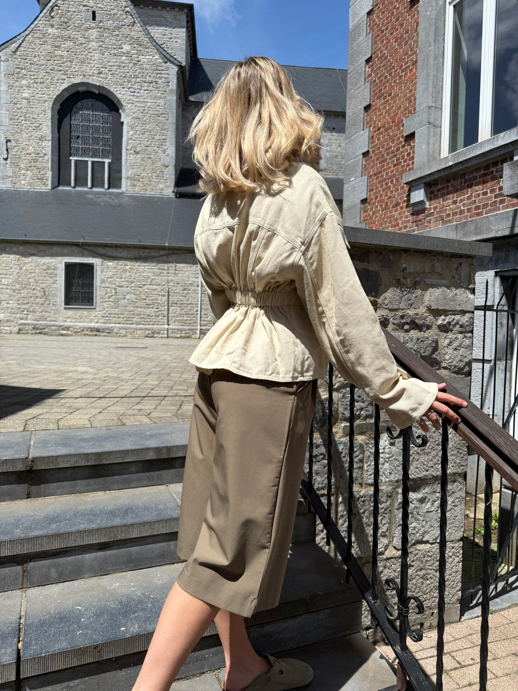 Veste Lou unie serree à la taille