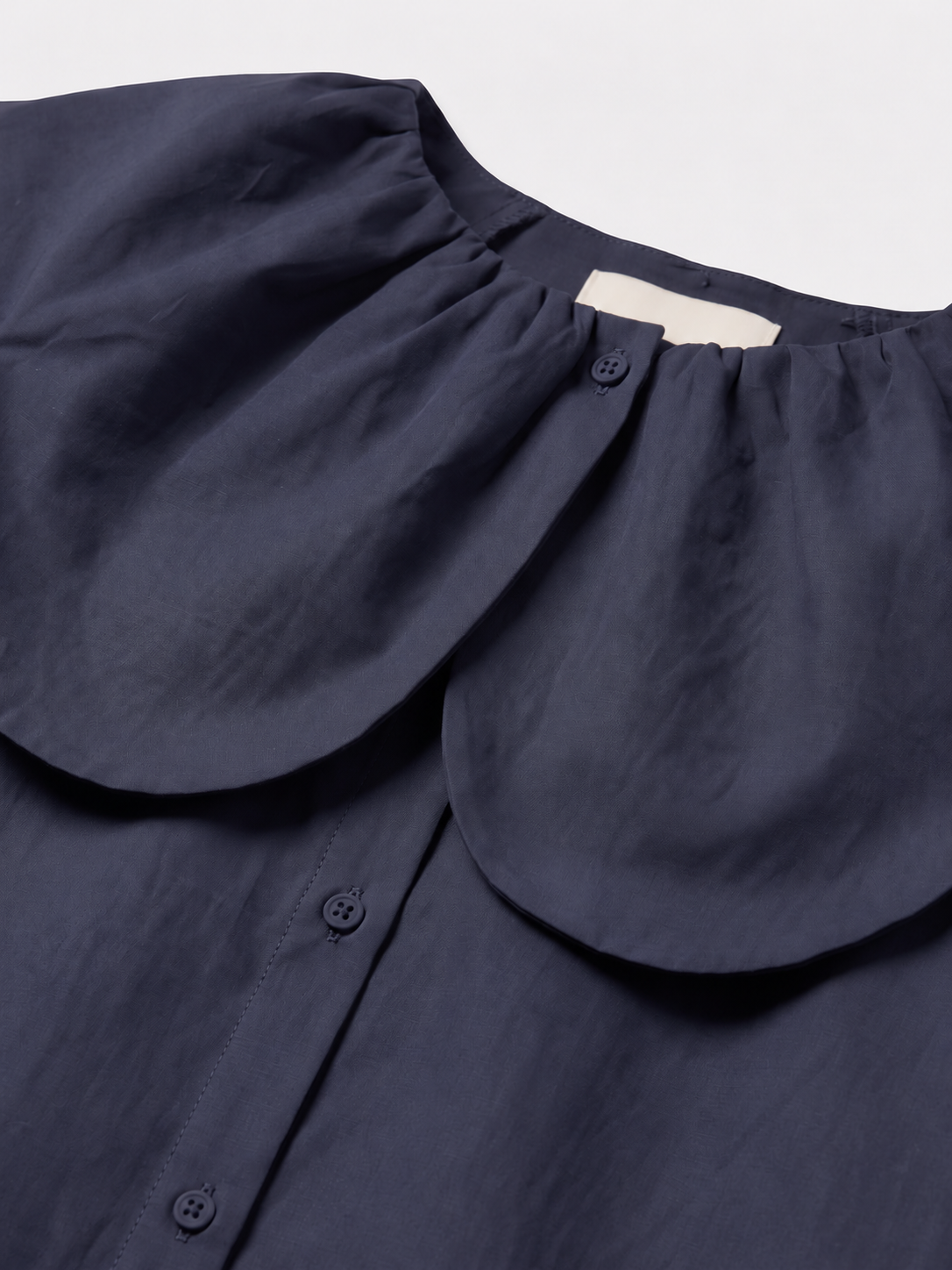 Blouse Romy – Bleu marine à col volanté