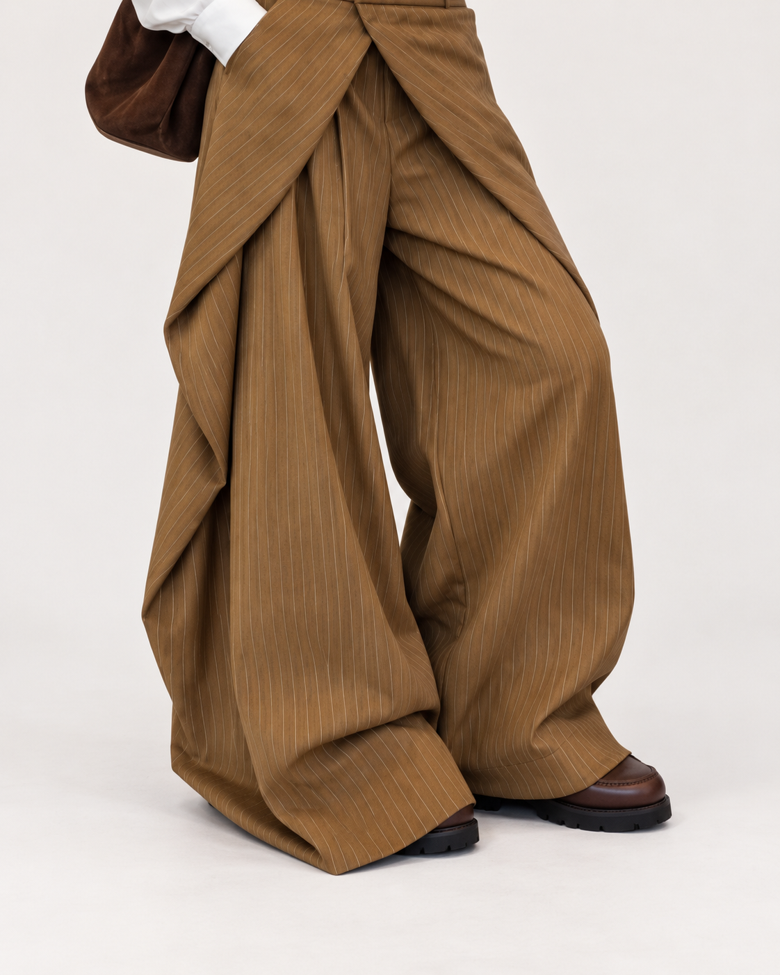 Pantalon Billie - large à rayures et drapé asymétrique