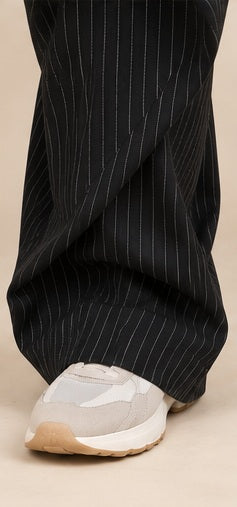 Pantalon Billie - large à rayures et drapé asymétrique