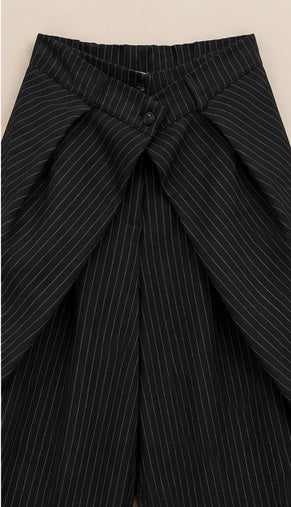Pantalon Billie - large à rayures et drapé asymétrique