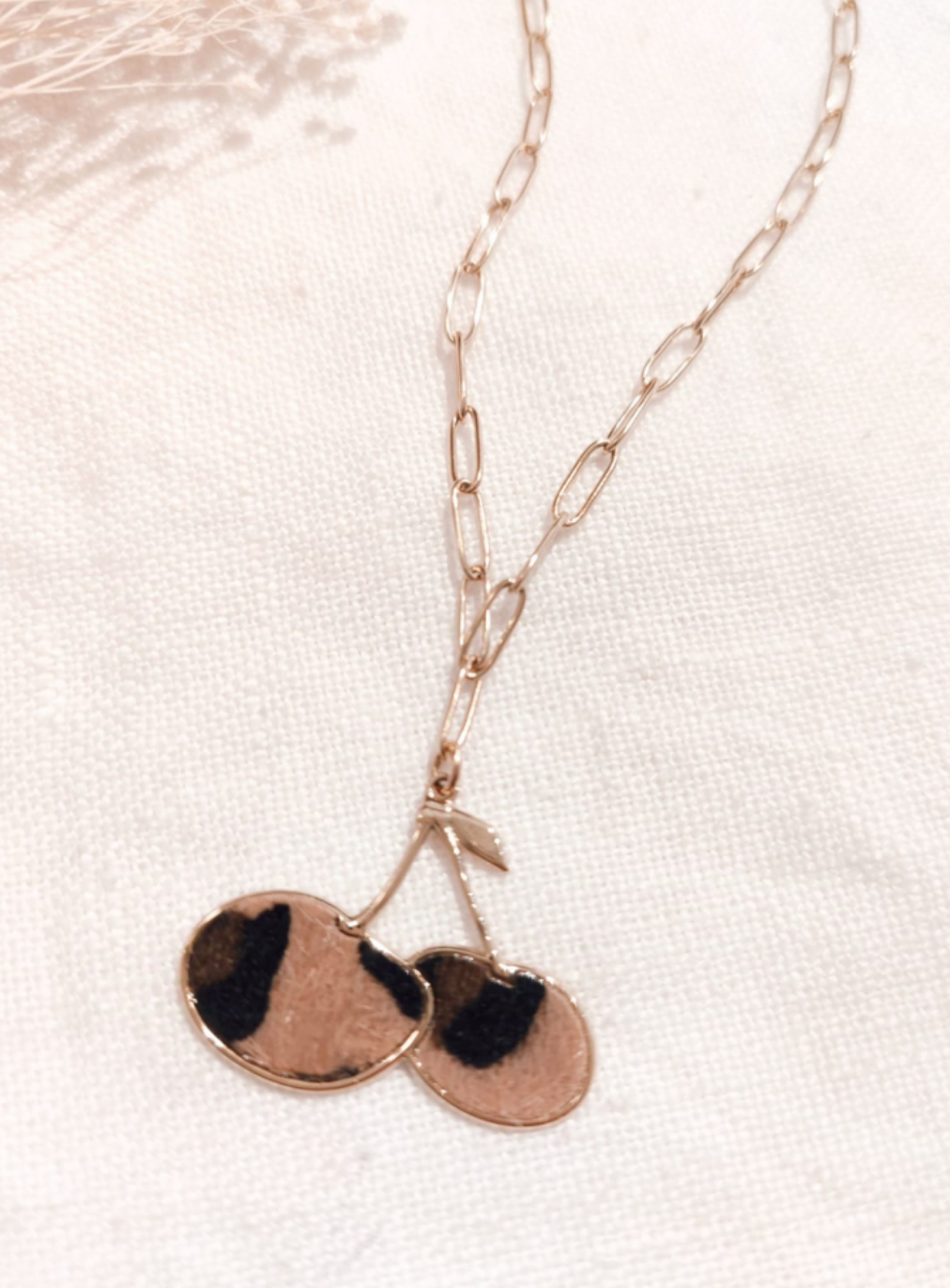 Collier cerise léopard doré