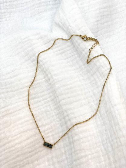 Collier fin pierre