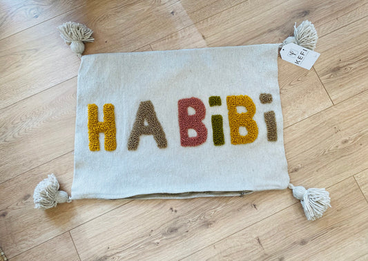 Housse de coussin HABIBI sur beige artisanat marocain