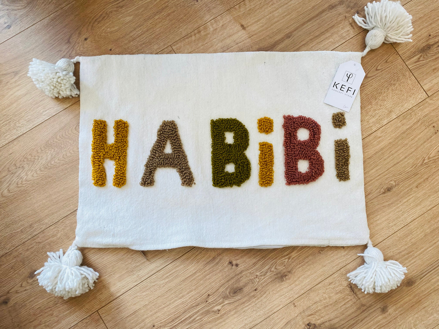 Housse de coussin HABIBI sur blanc artisanat marocain