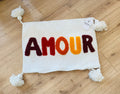 Housse de coussin AMOUR sur blanc - rouge artisanat marocain