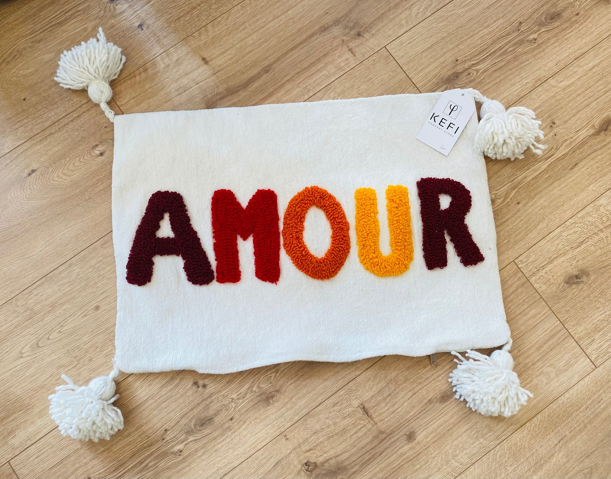 Housse de coussin AMOUR sur blanc - rouge artisanat marocain