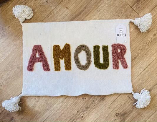 Housse de coussin AMOUR sur blanc artisanat marocain