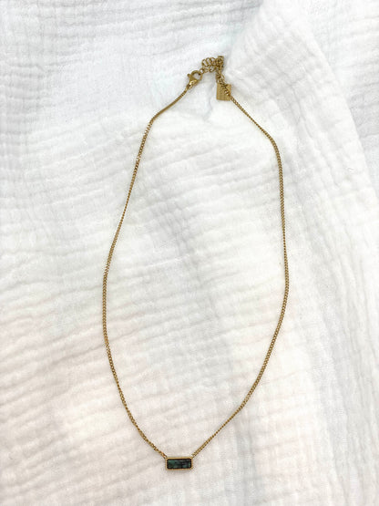 Collier fin pierre
