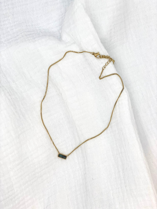 Collier fin pierre