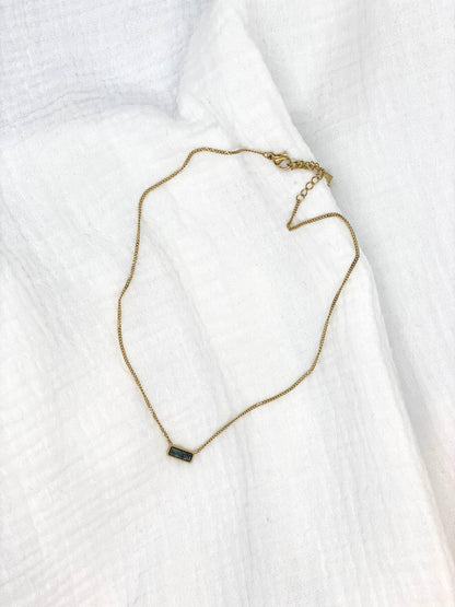Collier fin pierre